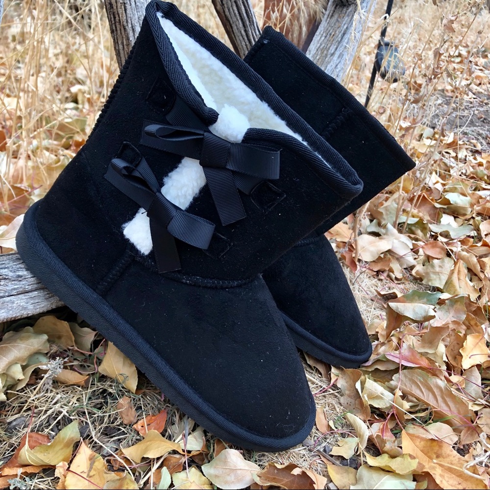 New! Black and White Sherpa Boot with Ribbon Bows - Picture 2 of 8